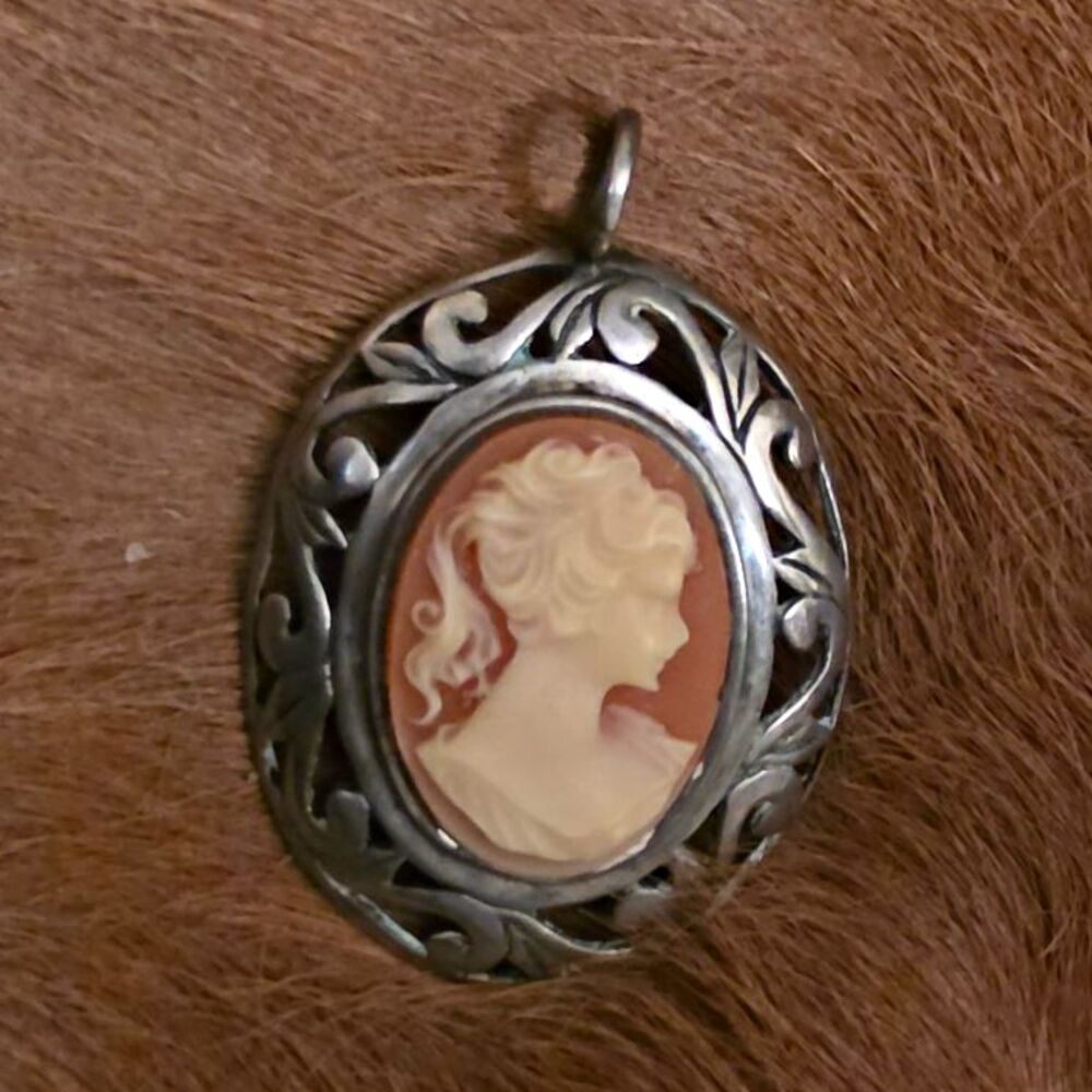 Oval Cameo Portrait Pendant Silver Tone Filigree Frame Cream/Pink Oval Stone
